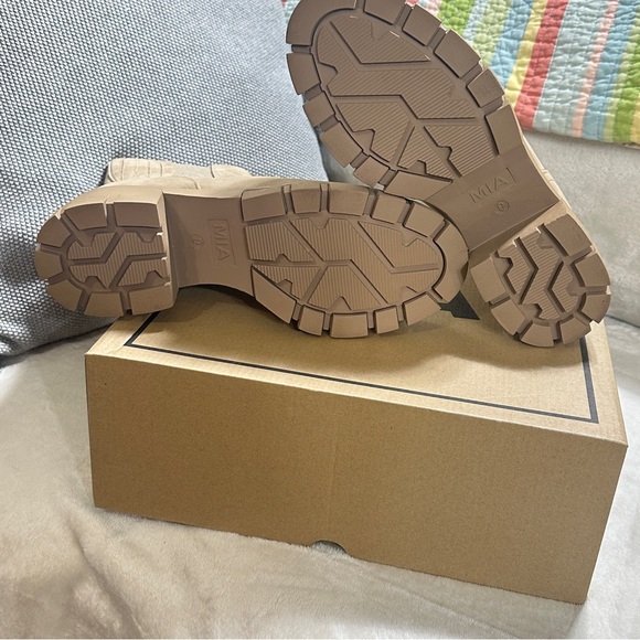 Mia (NEW IN BOX) Boots - Picture 3 of 5